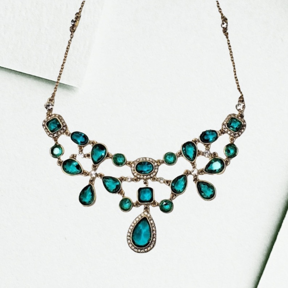 ✨HP✨ CAROLEE Gemstone Crystal Statement Necklace Gold